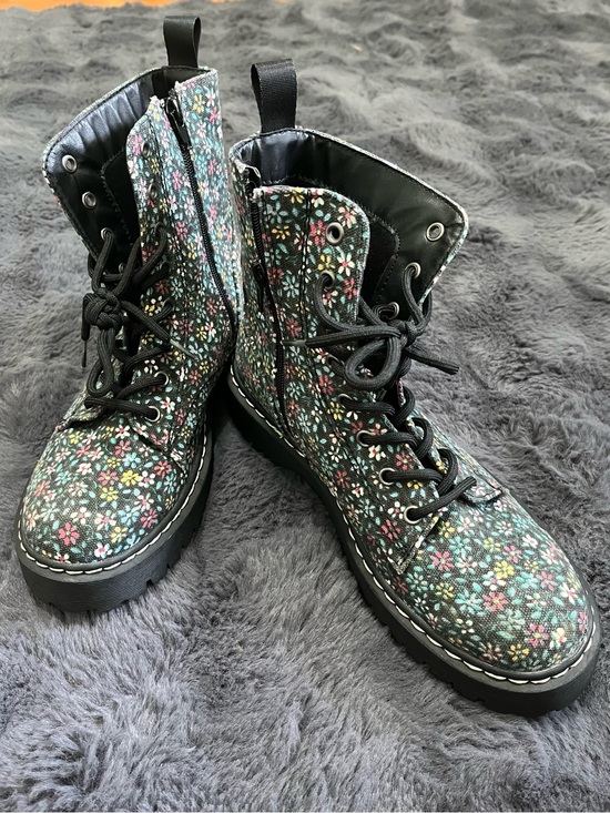 Sincerly Jules Shoes - Sincerly Jules Black Floral Lace-Up Combat Boots Size 7.5 M
